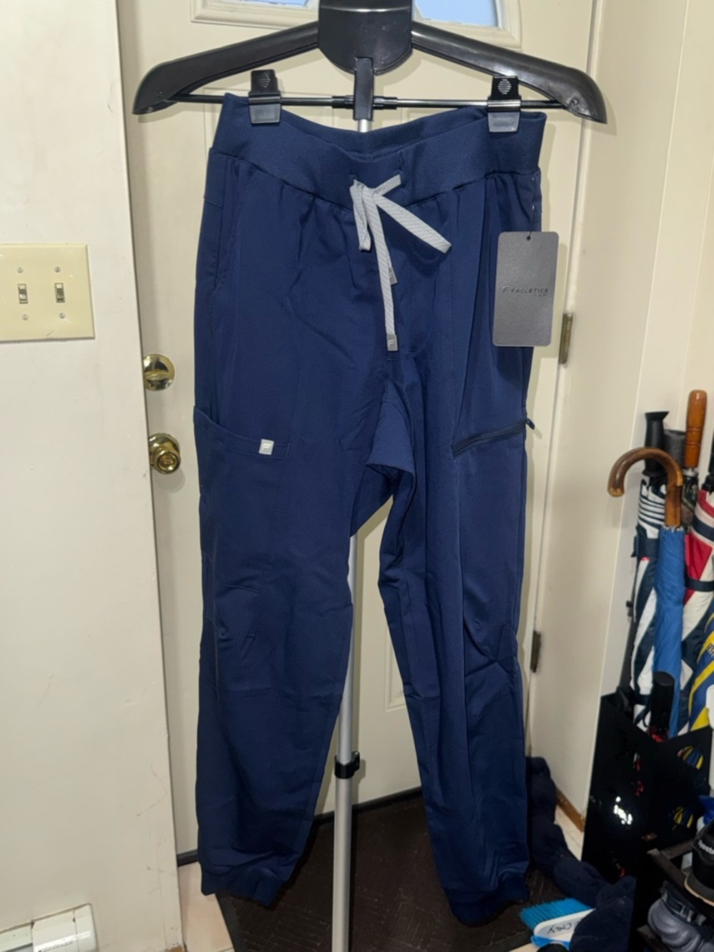 Fabletics I Men’s I All-Shift Scrub Jogger I
Navy I Size: M I Inseam: 28”